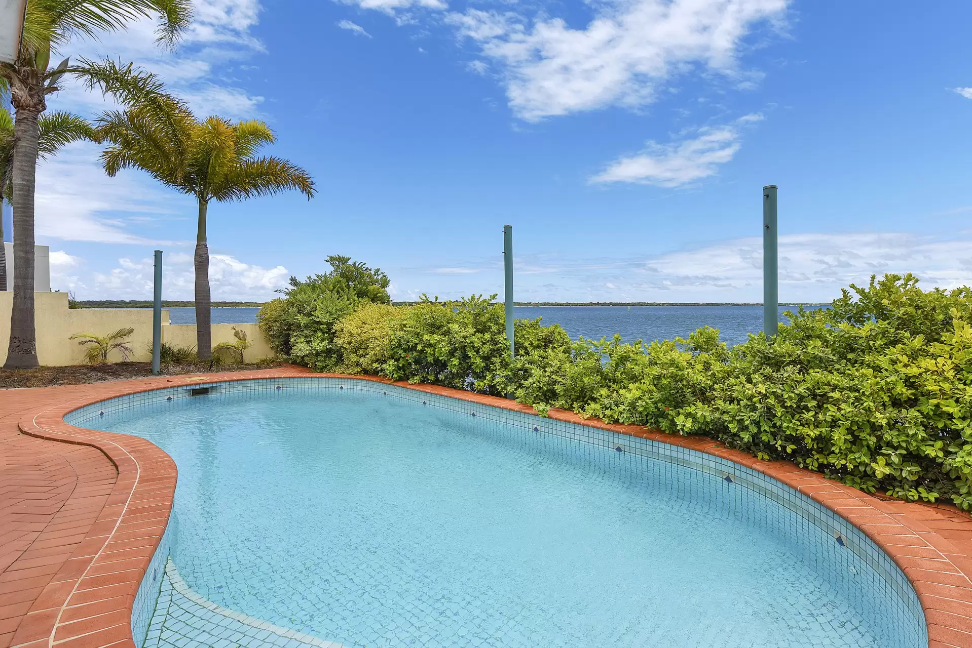 19 King Arthurs Court, Sovereign Islands Sold by Queensland Sotheby's International Realty - image 1