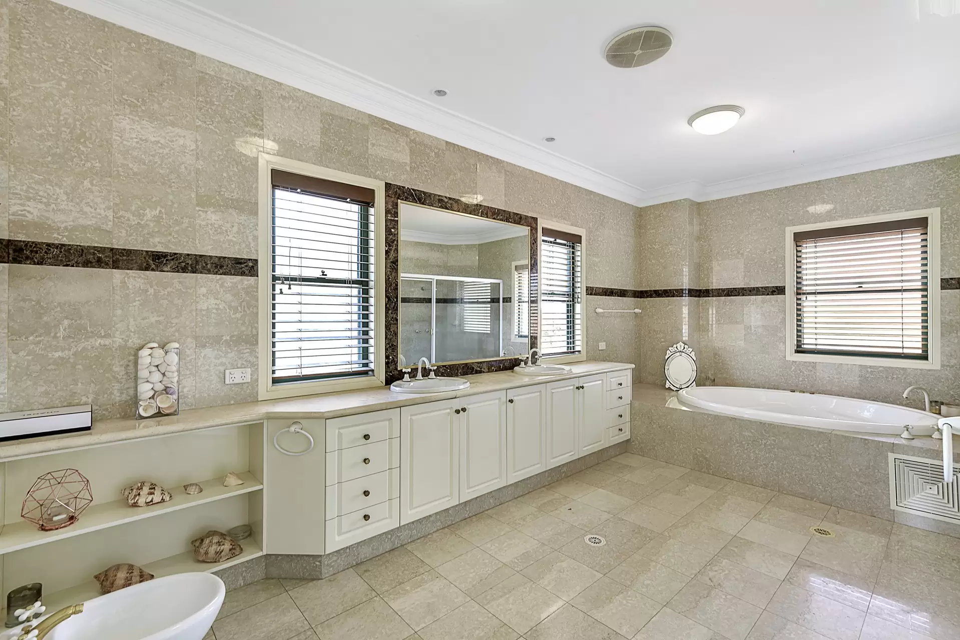 19 King Arthurs Court, Sovereign Islands Sold by Queensland Sotheby's International Realty - image 1