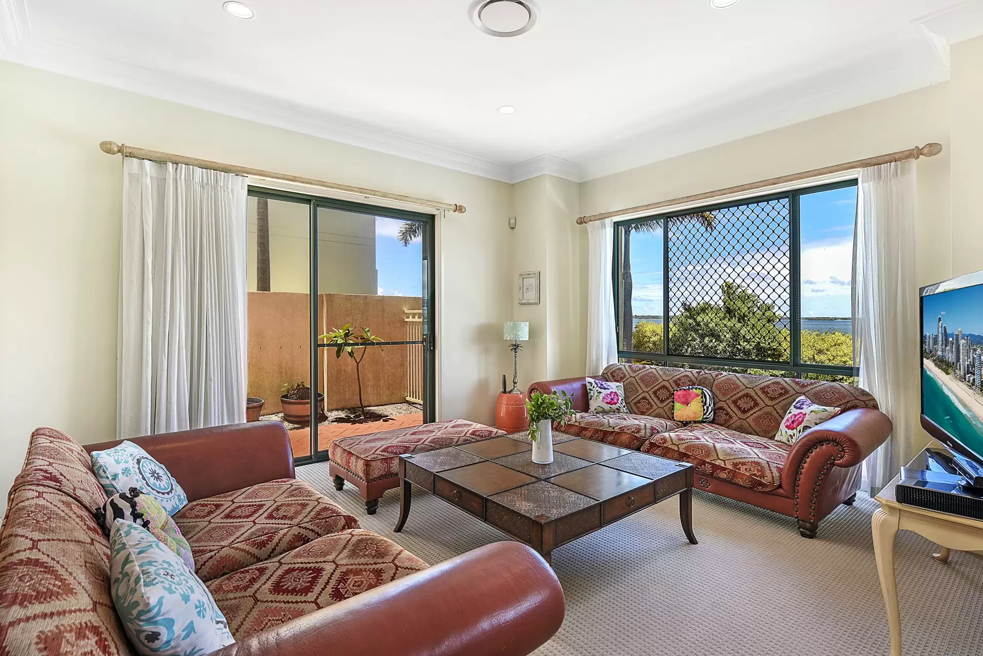 19 King Arthurs Court, Sovereign Islands Sold by  - image 1