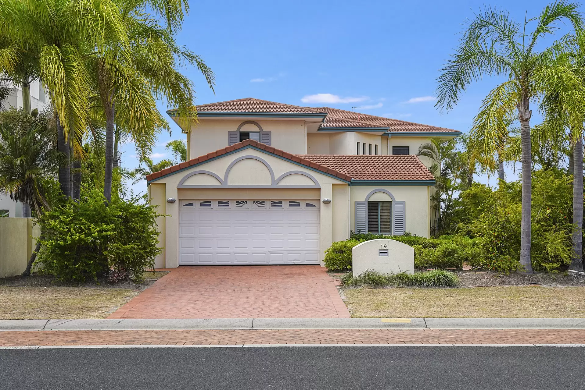 19 King Arthurs Court, Sovereign Islands Sold by Queensland Sotheby's International Realty - image 1