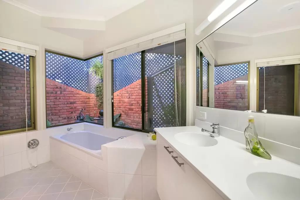 5 Lamorna Court, Ferny Hills Sold by Queensland Sotheby's International Realty - image 1
