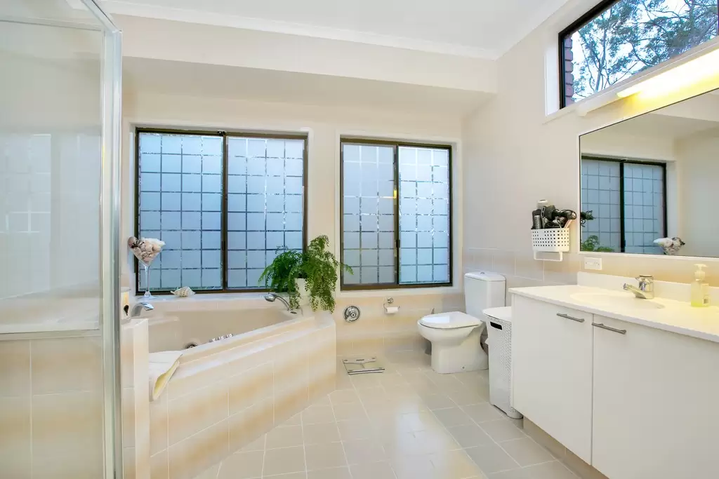 5 Lamorna Court, Ferny Hills Sold by Queensland Sotheby's International Realty - image 1